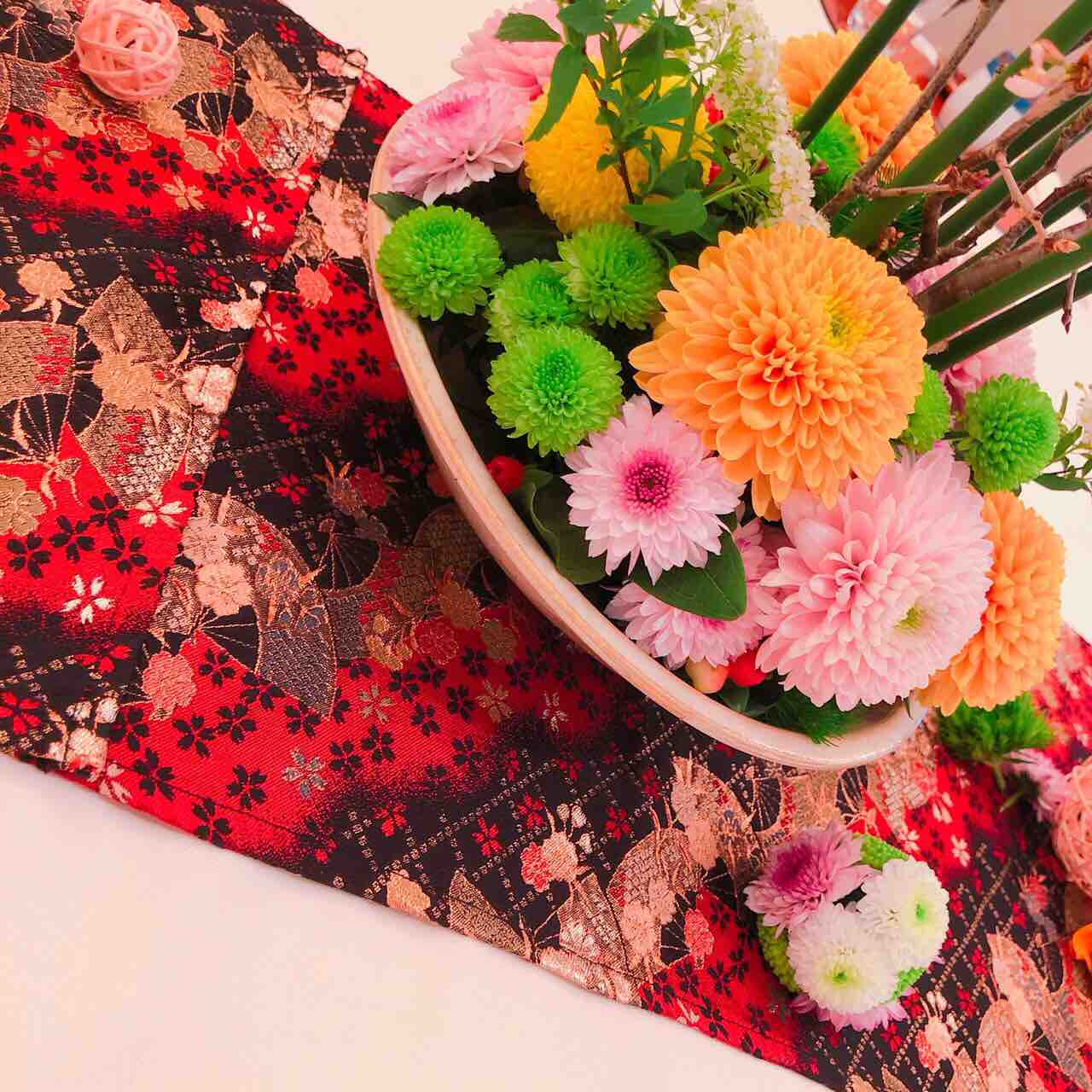 熱田神宮の披露宴で使用したテーブルランナーとお花（熱田神宮の結婚式・1）