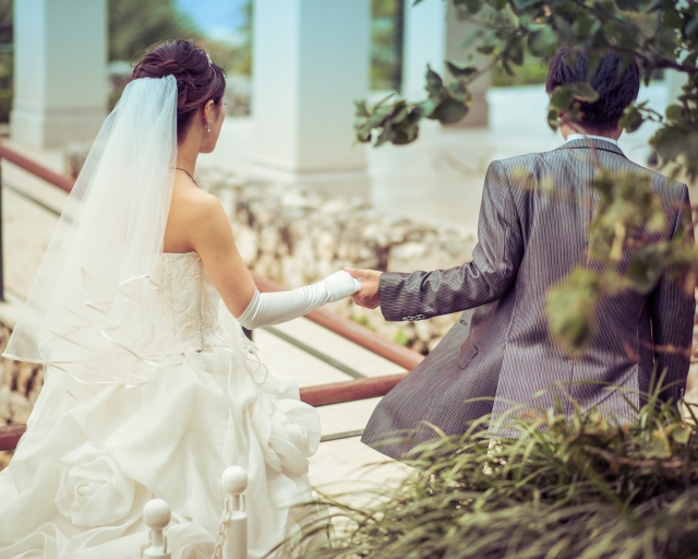ウェディングドレスとタキシード、結婚式のイメージ画像。